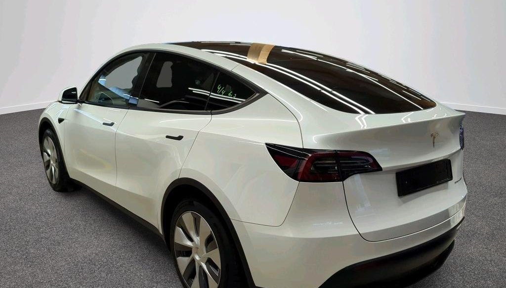 Tesla Model Y Long Range Dual AWD 3