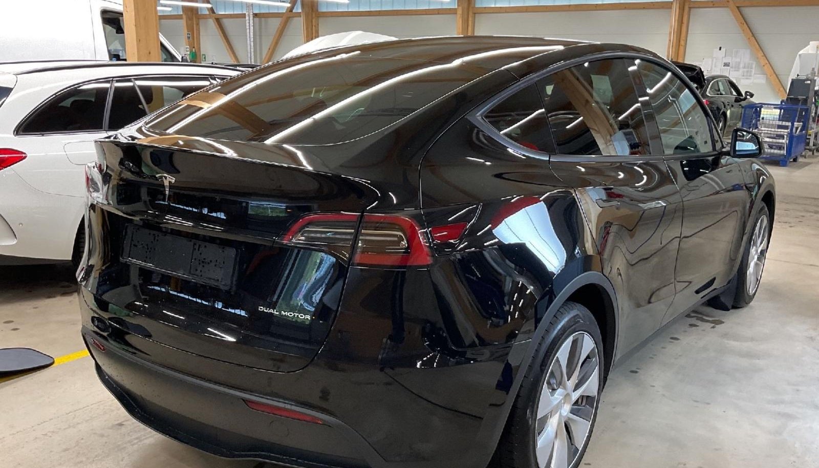 Tesla Model Y Long Range Dual AWD 5