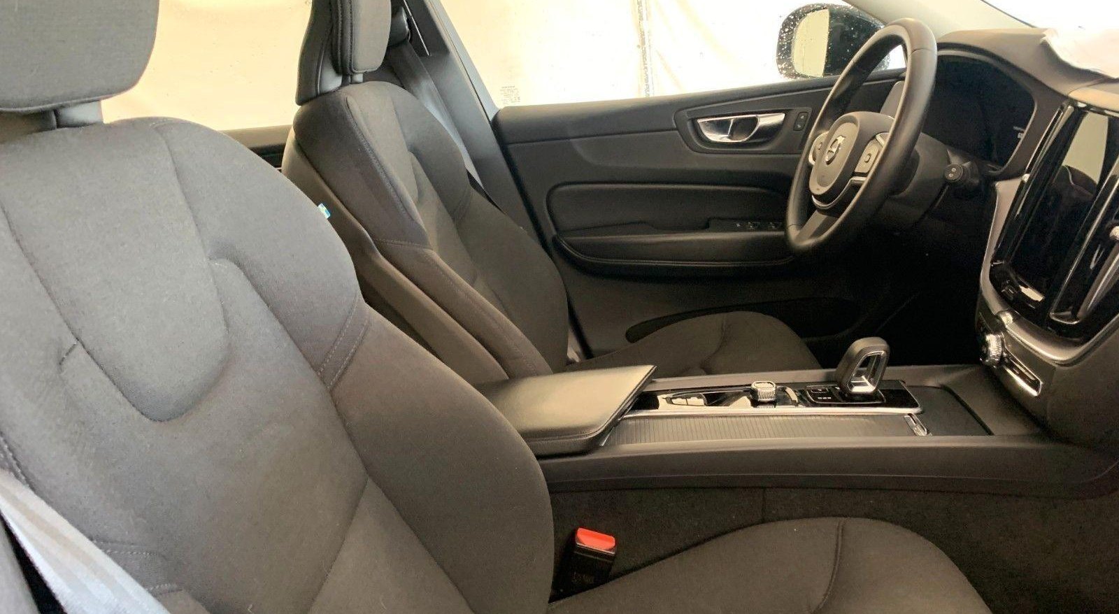 Volvo XC60 Momentum Pro 2WD 4