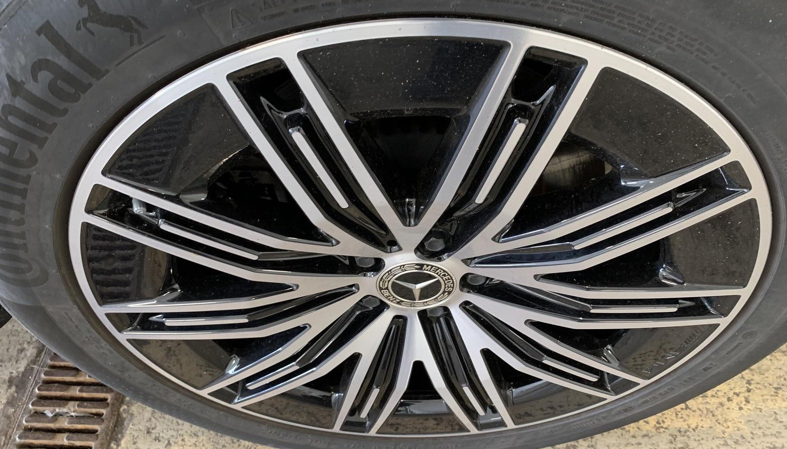 Mercedes-Benz EQS AMG Line 12