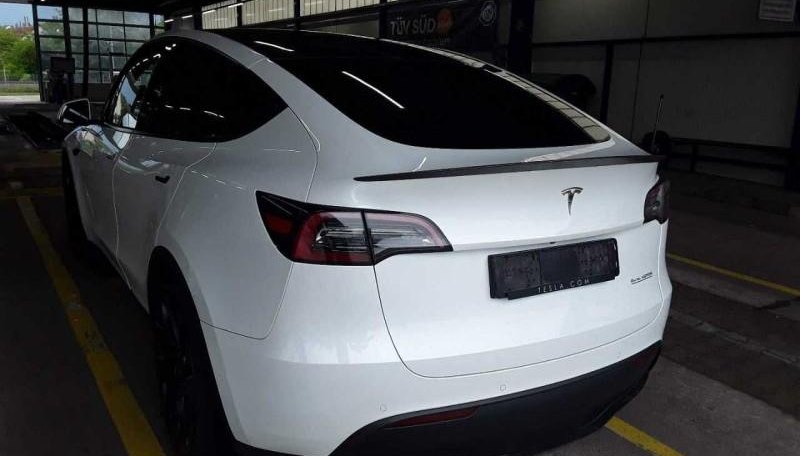Tesla Model Y Performance Dual AWD 3