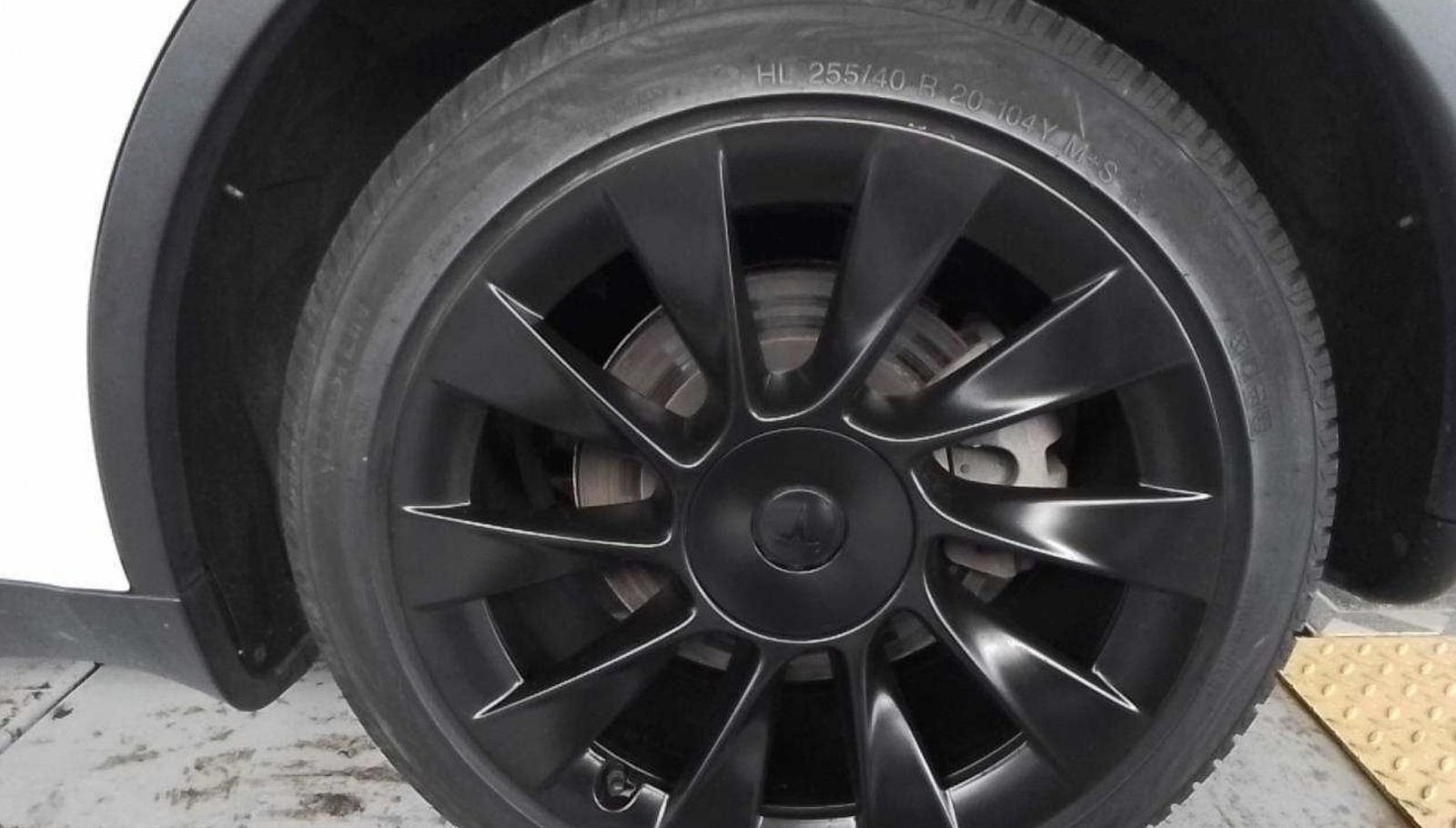 Tesla Model Y Long Range Dual AWD 5