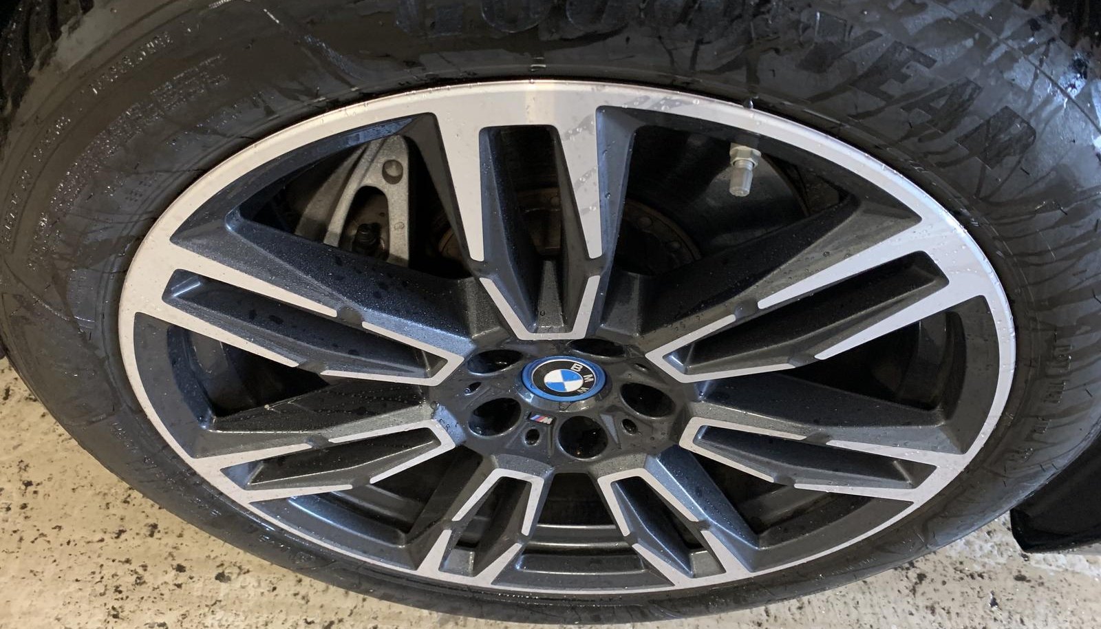BMW i5 M Sport 3