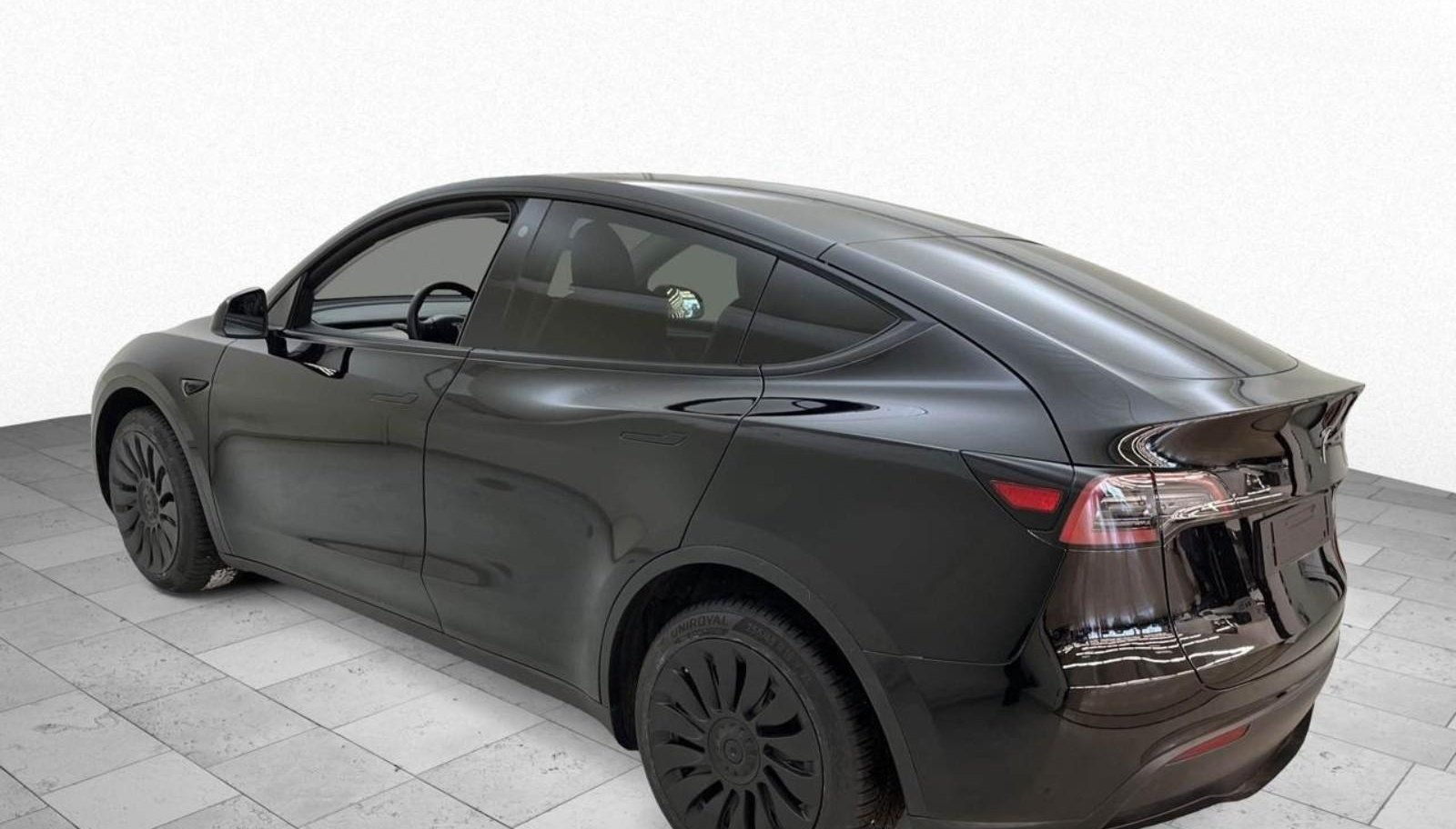Tesla Model Y Long Range Dual AWD 3