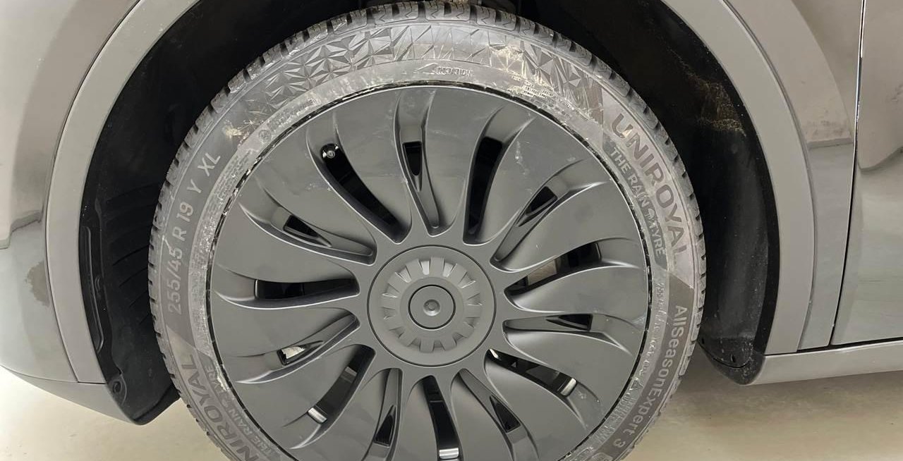Tesla Model Y Long Range Dual AWD 5