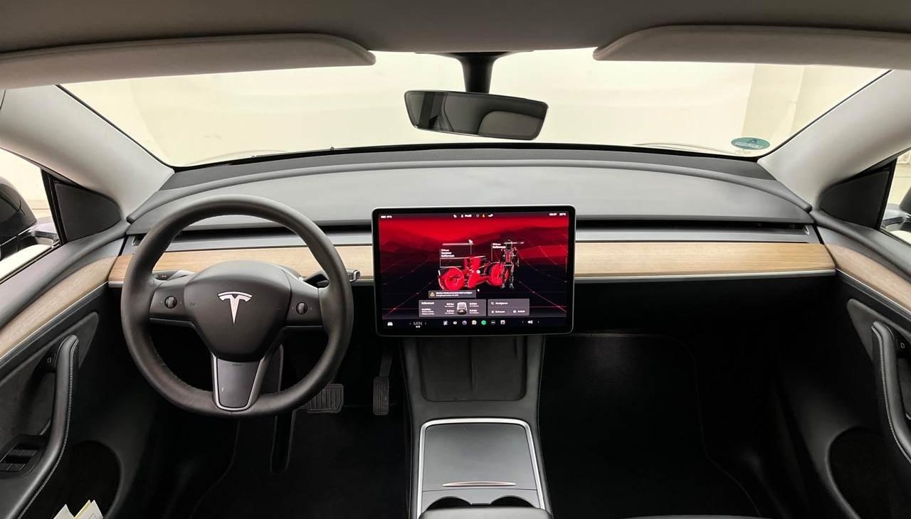 Tesla Model Y Long Range Dual AWD 7