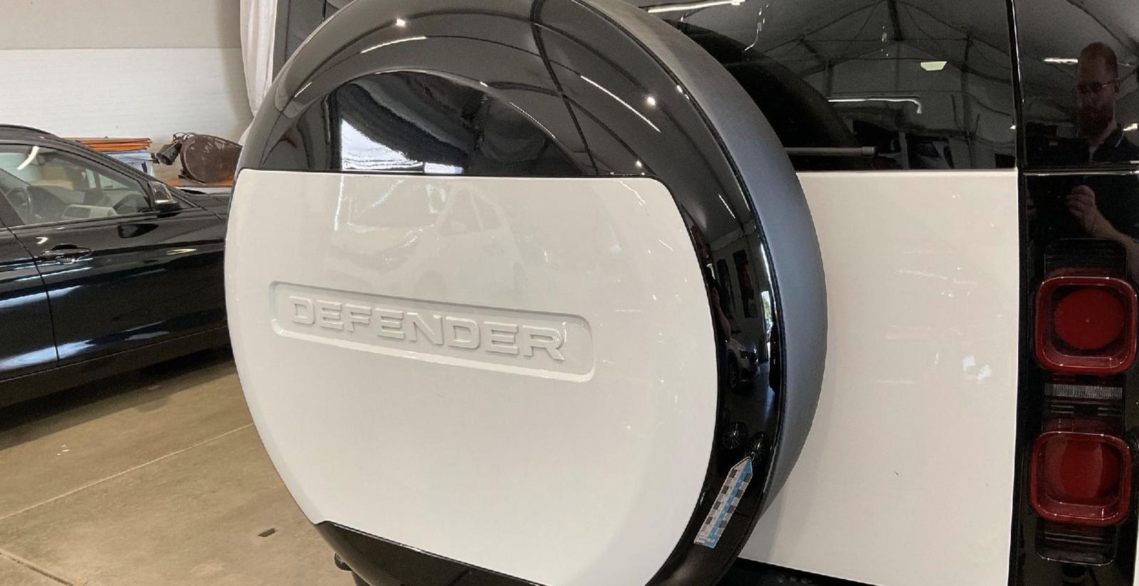 Land Rover Defender 130 X-Dynamic HSE 10
