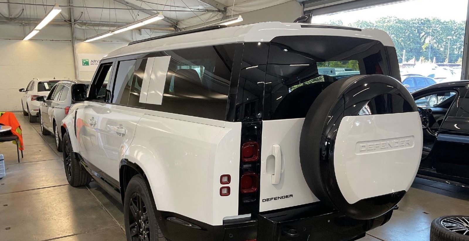 Land Rover Defender 130 X-Dynamic HSE 4