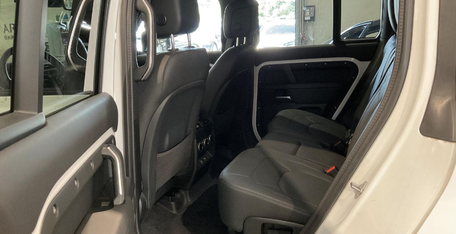 Land Rover Defender 130 X-Dynamic HSE 6