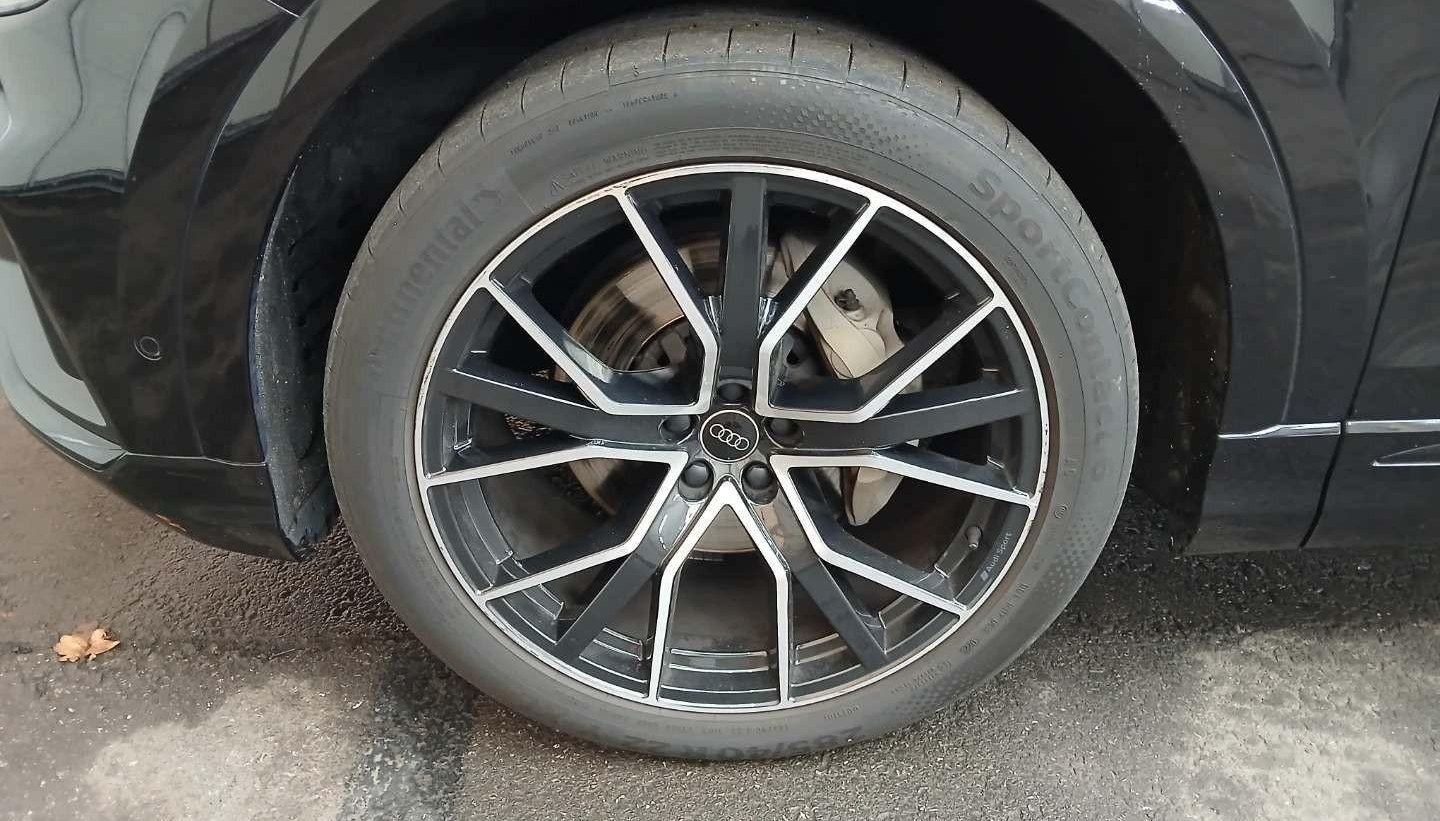 Audi Q8 S-Line 5