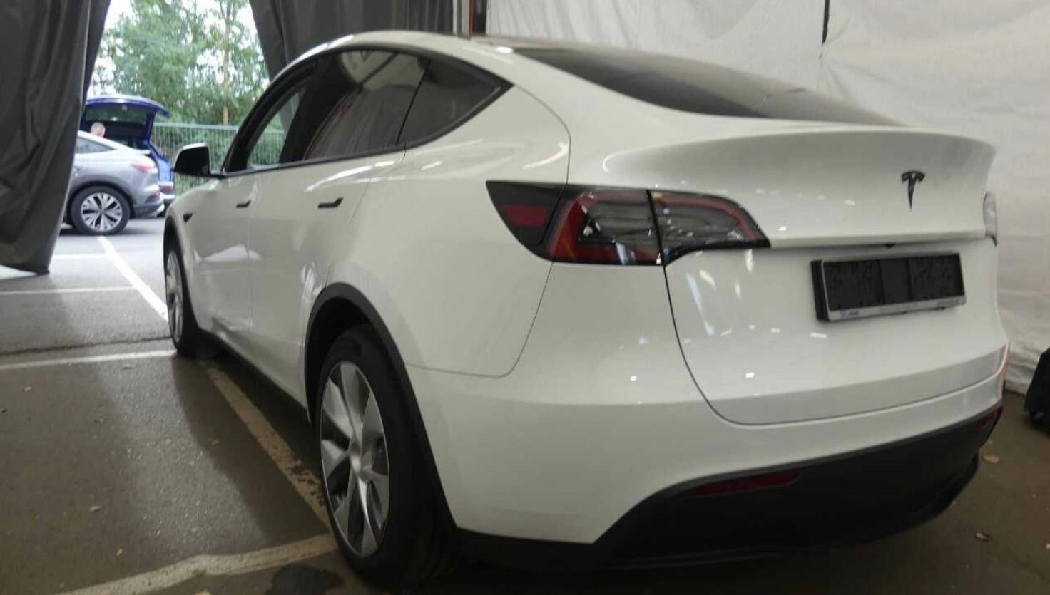 Tesla Model Y Long Range Dual AWD 3