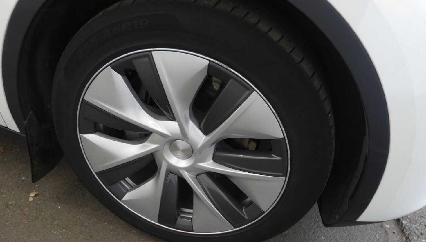 Tesla Model Y Long Range Dual AWD 5
