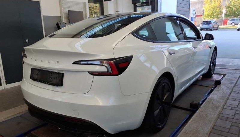 Tesla Model 3 RWD 4