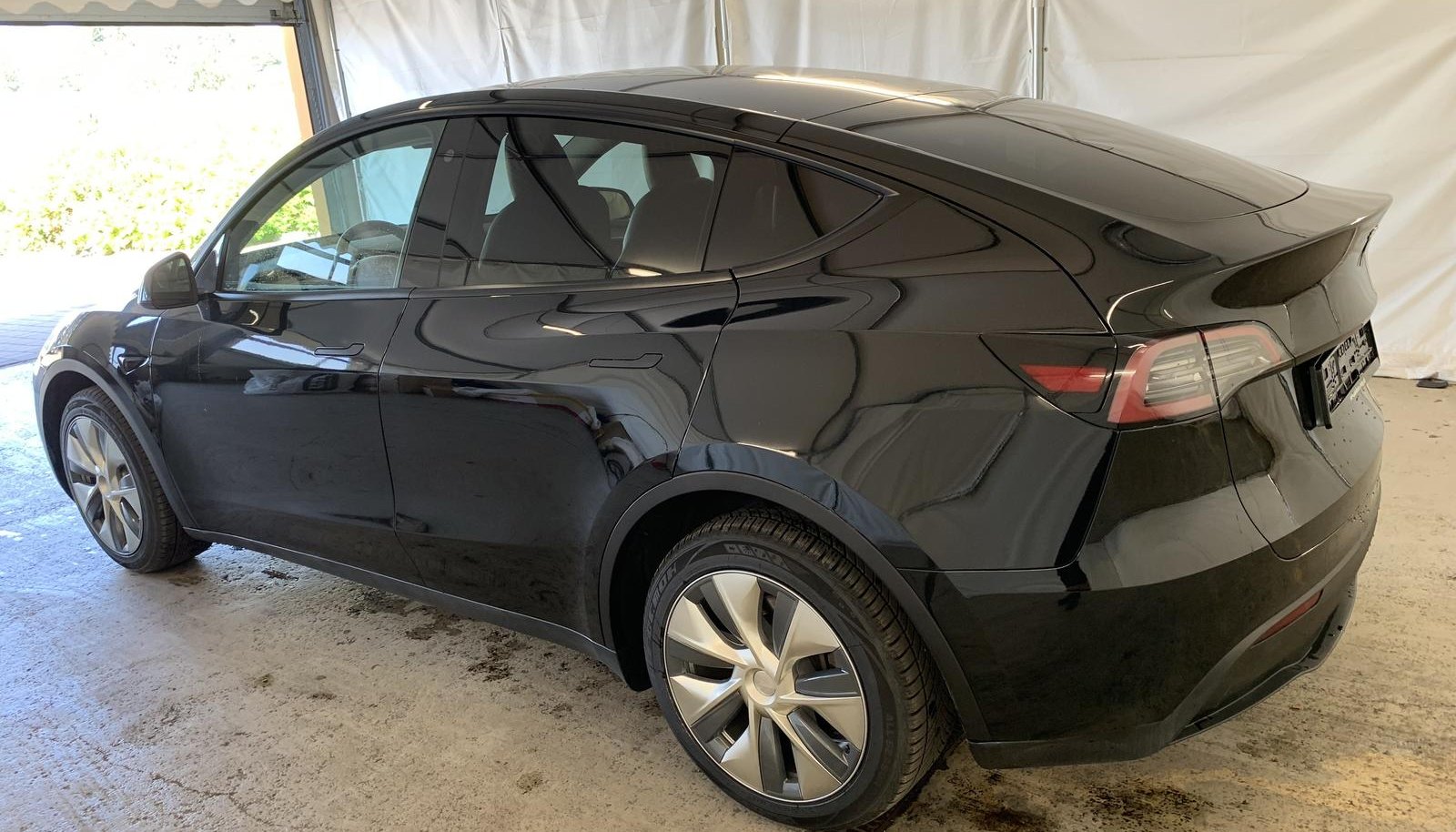 Tesla Model Y Long Range Dual AWD 8