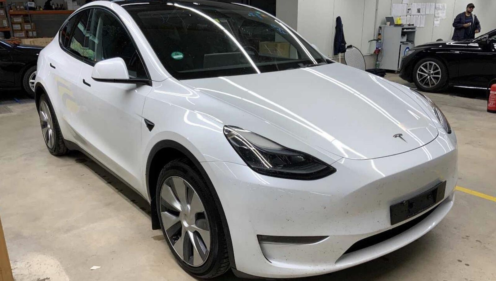 Tesla Model Y Long Range Dual AWD 2
