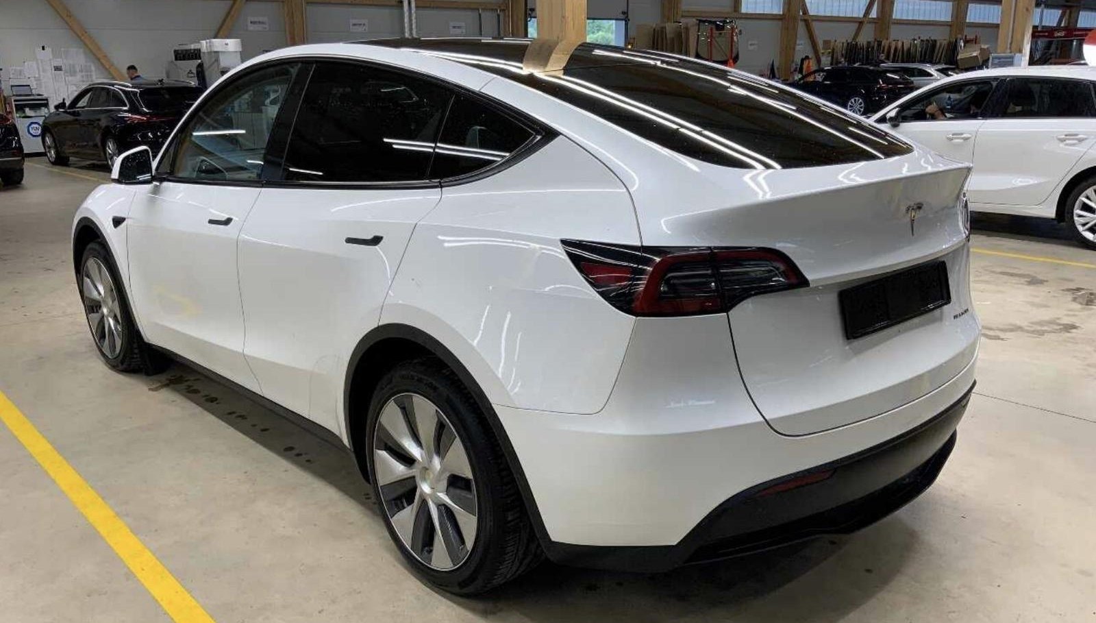Tesla Model Y Long Range Dual AWD 3