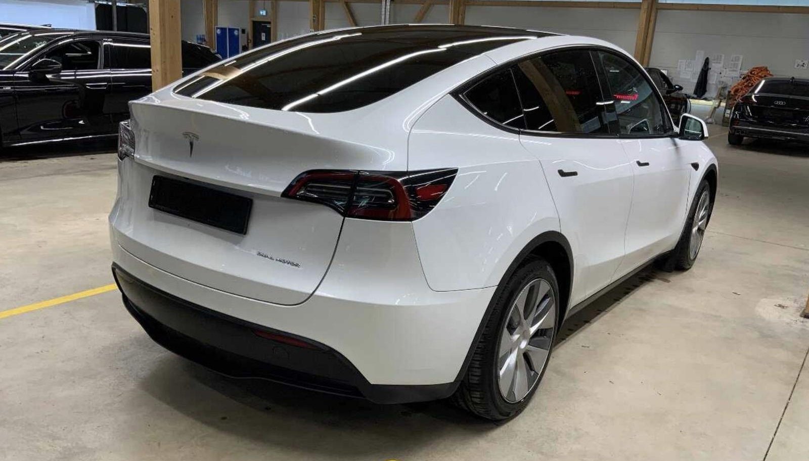 Tesla Model Y Long Range Dual AWD 4