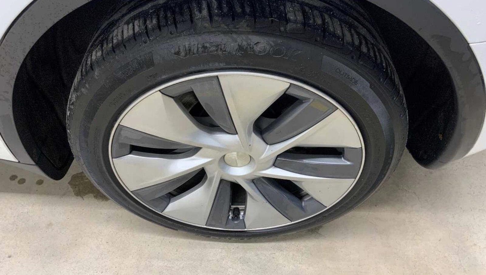Tesla Model Y Long Range Dual AWD 5