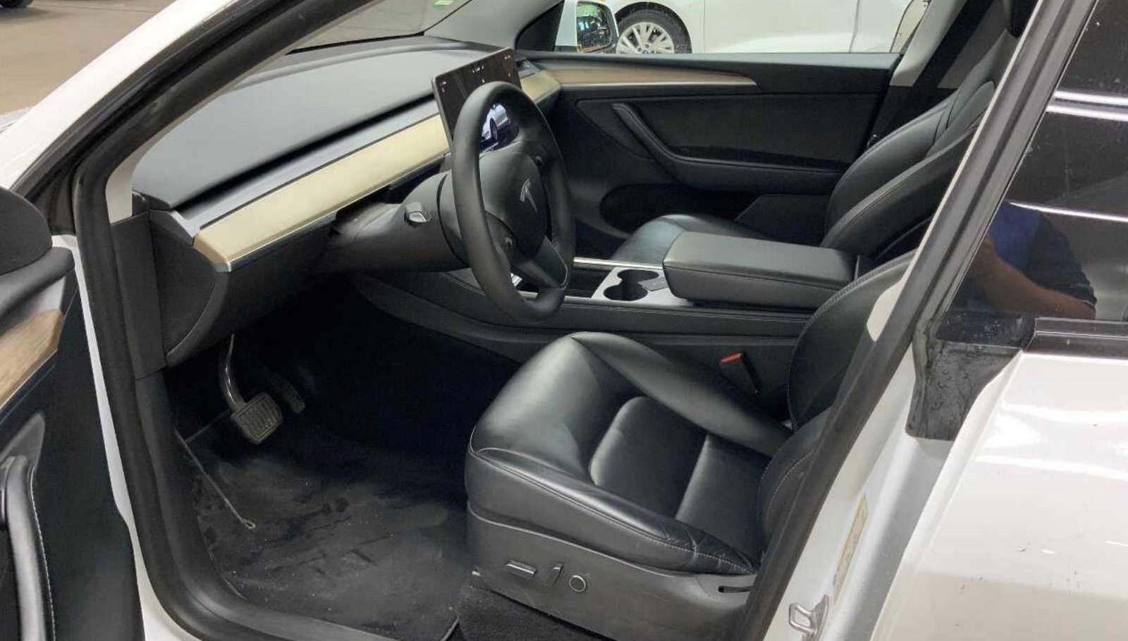 Tesla Model Y Long Range Dual AWD 6
