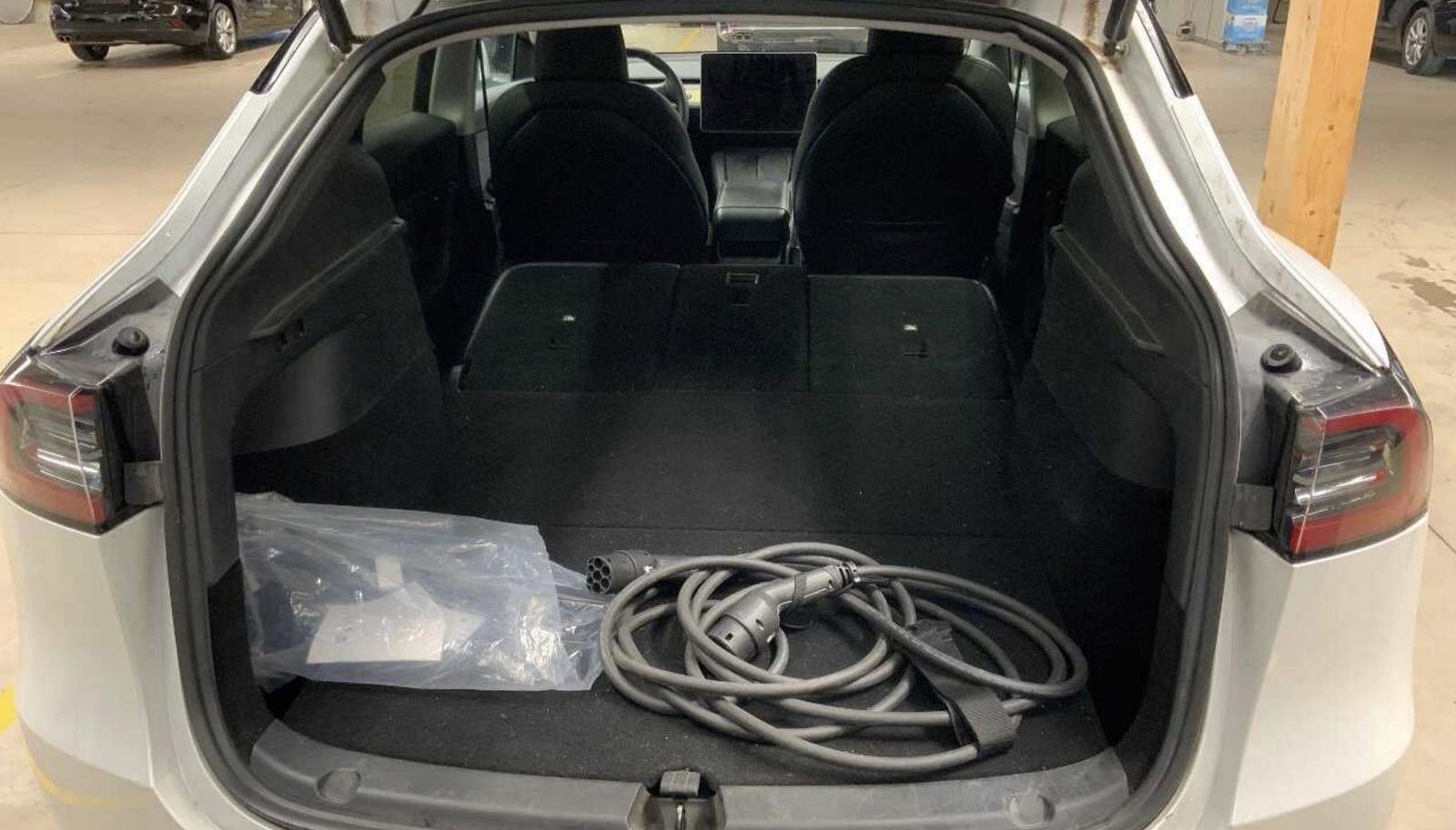 Tesla Model Y Long Range Dual AWD 9