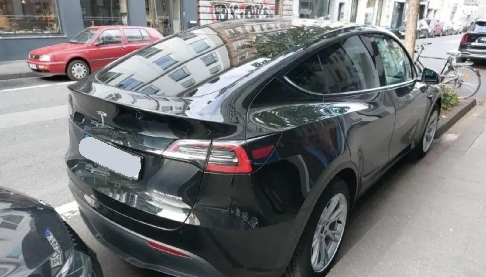 Tesla Model Y Long Range Dual AWD 2