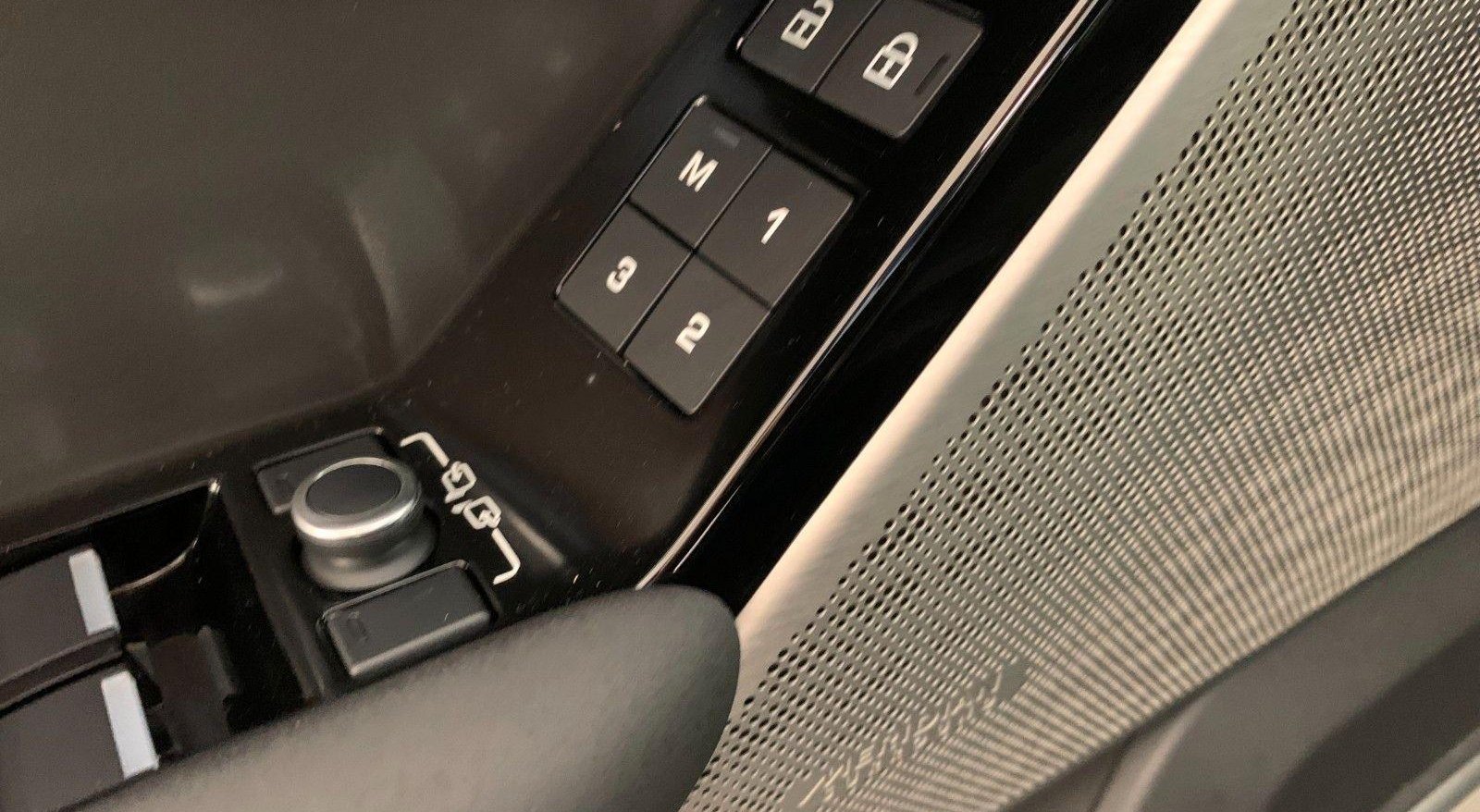 Land Rover Range Rover Velar SE 12