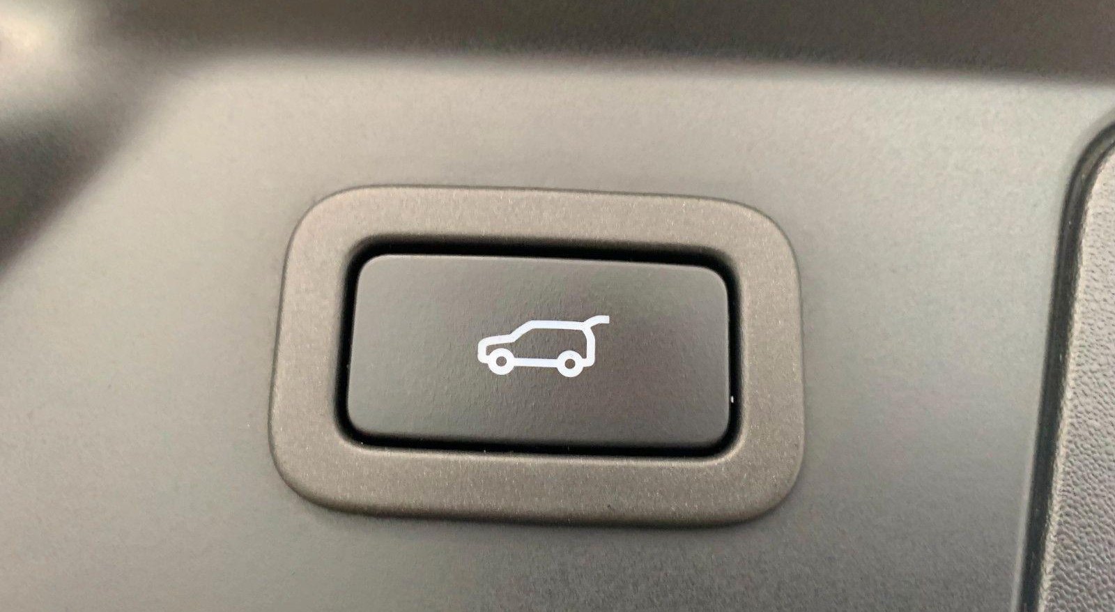Land Rover Range Rover Velar SE 9