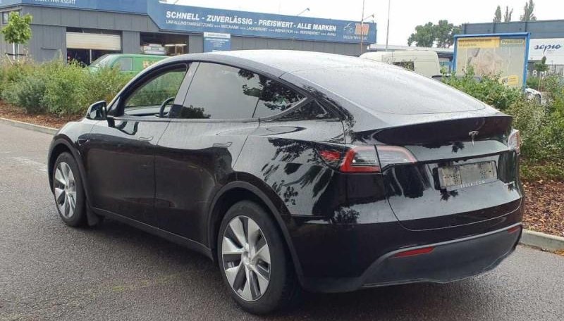 Tesla Model Y Long Range Dual AWD 2