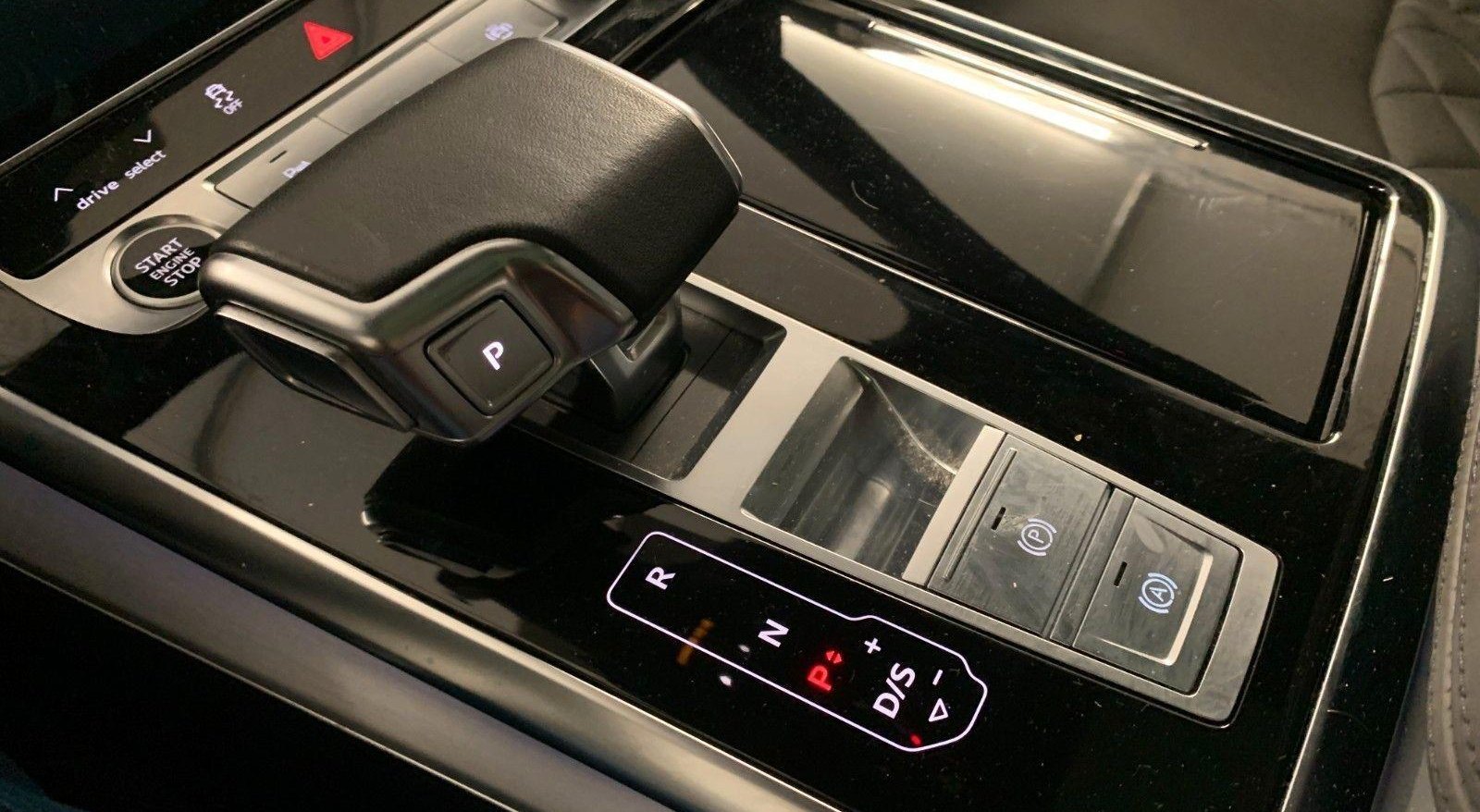 Audi Q8 S-Line Competition Plus 12