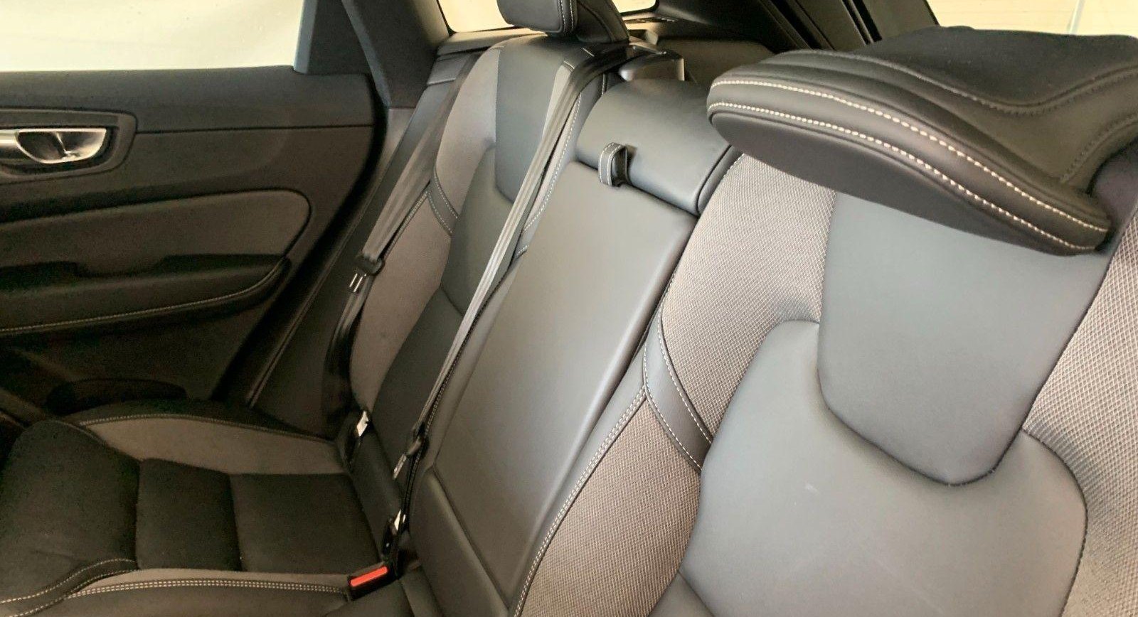 Volvo XC60 Plus Dark AWD 11