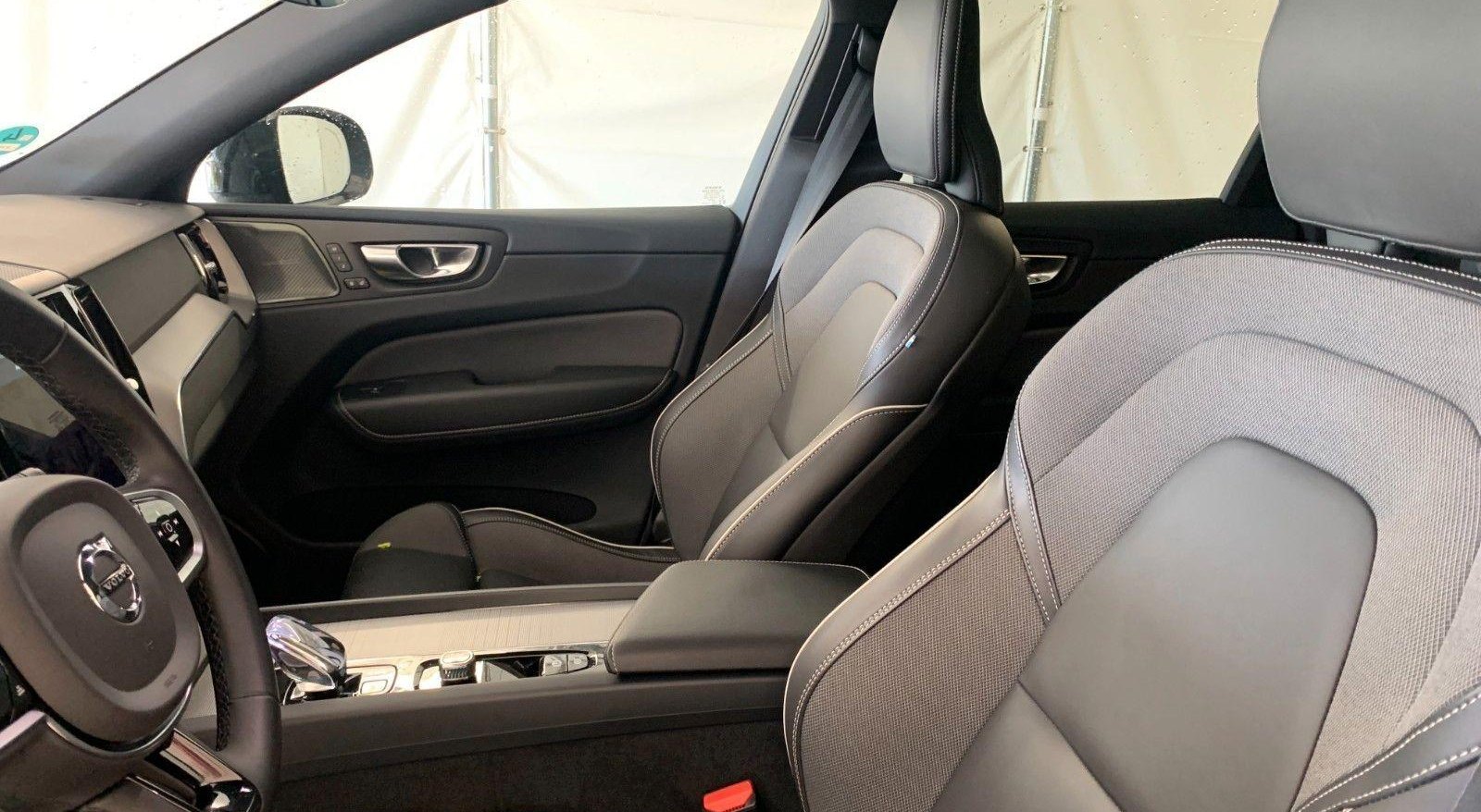 Volvo XC60 Plus Dark AWD 12