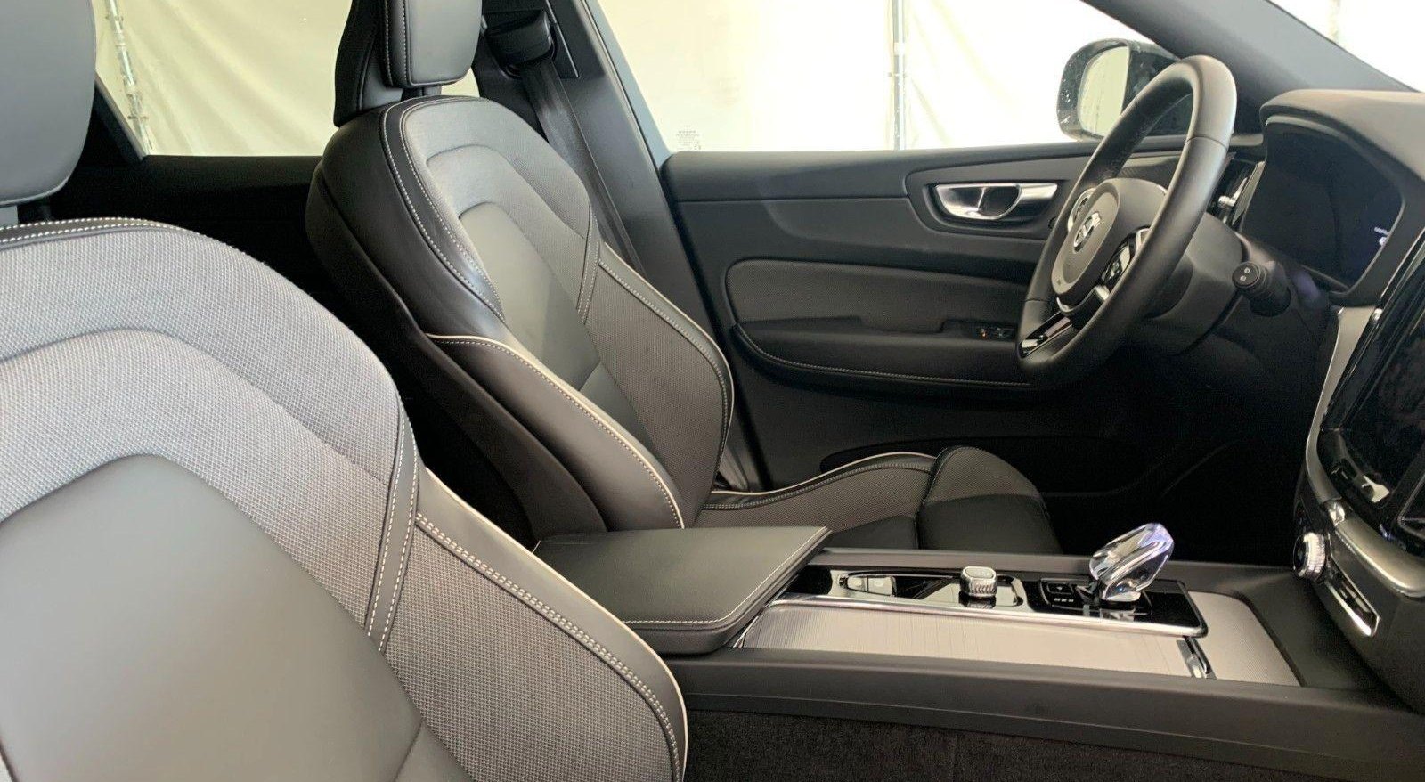 Volvo XC60 Plus Dark AWD 5