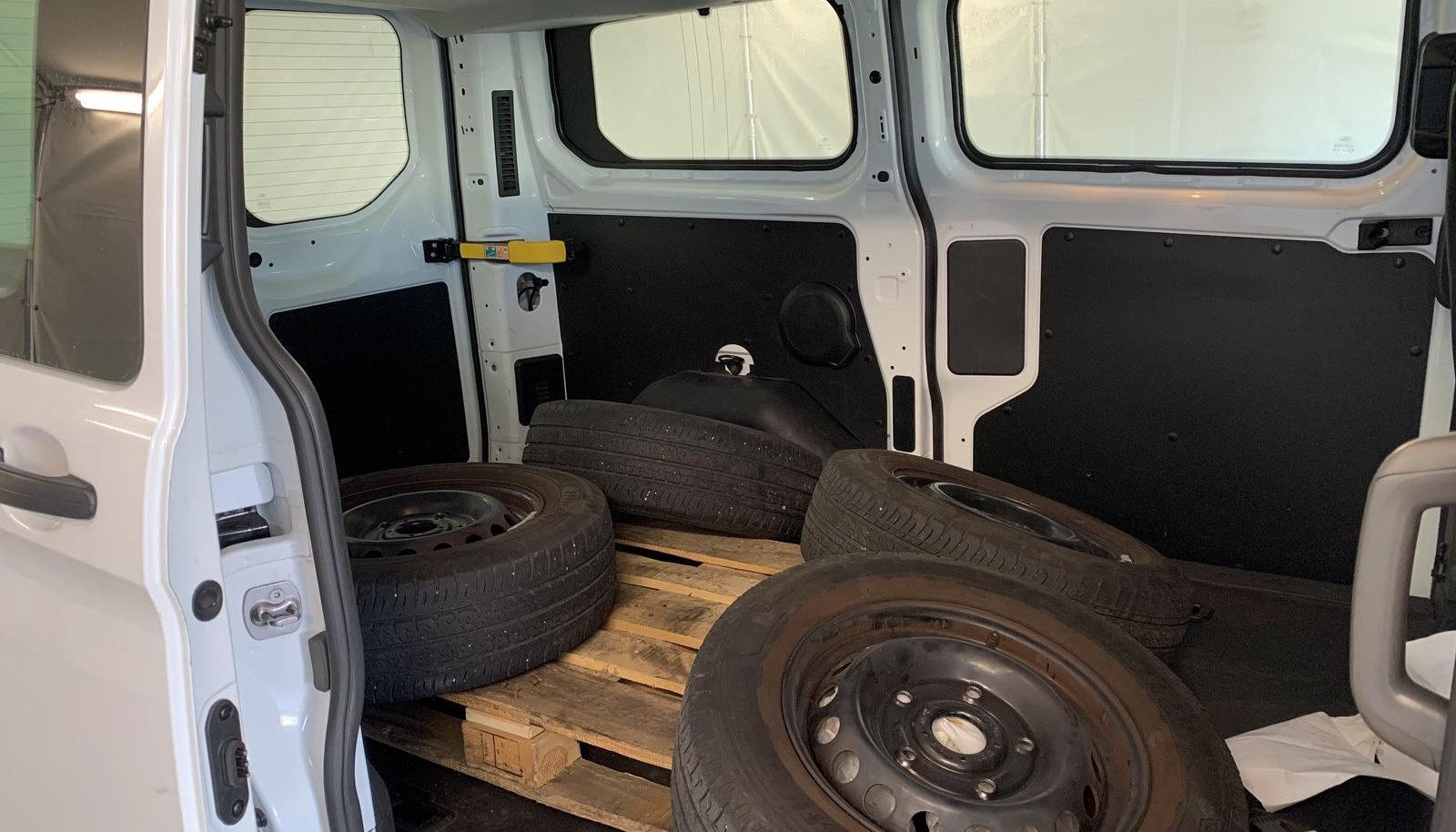 Ford Transit 320 L1 Hybrid Trend 6
