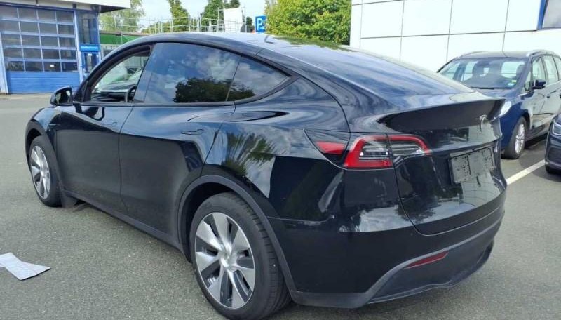 Tesla Model Y Basis RWD 10