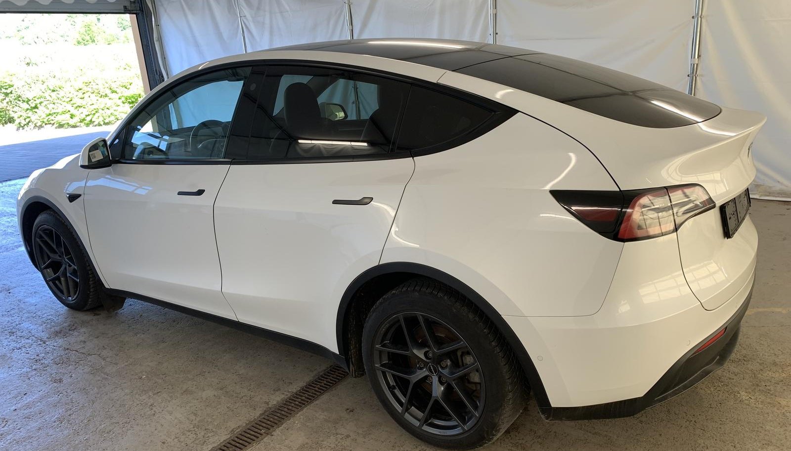 Tesla Model Y Long Range Dual AWD 8