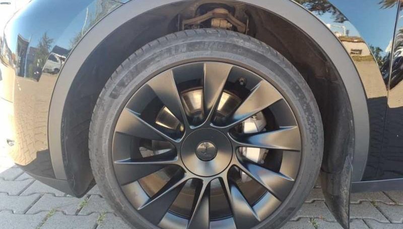 Tesla Model Y Long Range Dual AWD 3