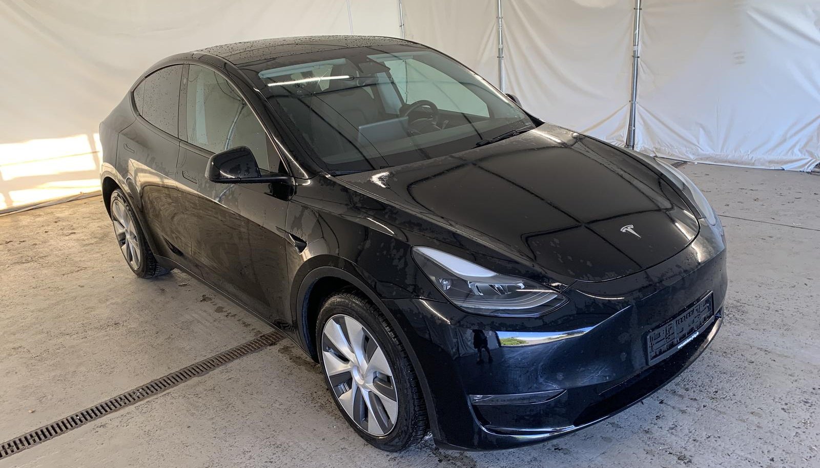 Tesla Model Y Long Range Dual AWD 2