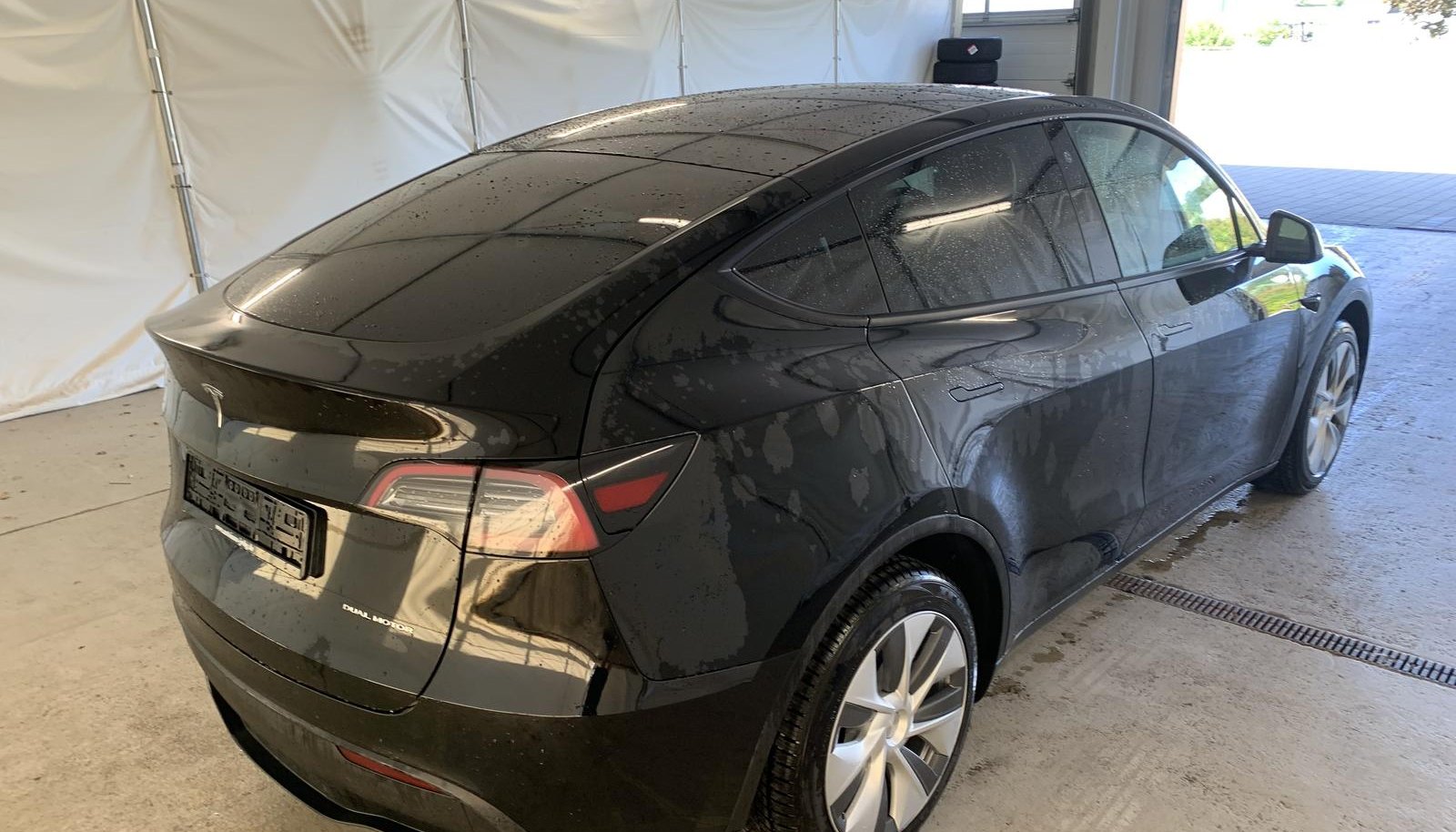 Tesla Model Y Long Range Dual AWD 3