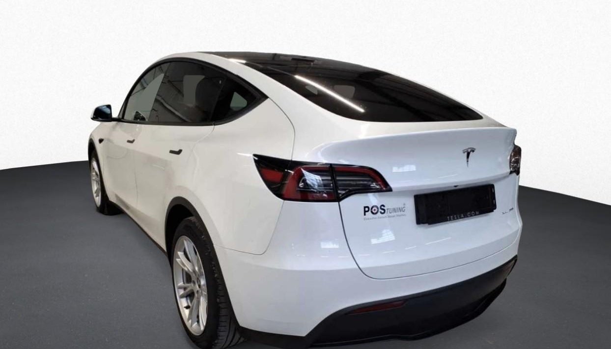 Tesla Model Y Long Range Dual AWD 3