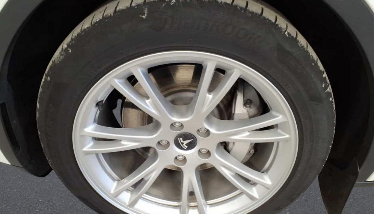 Tesla Model Y Long Range Dual AWD 5