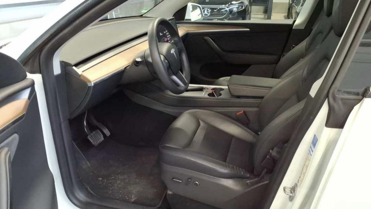 Tesla Model Y Long Range Dual AWD 6