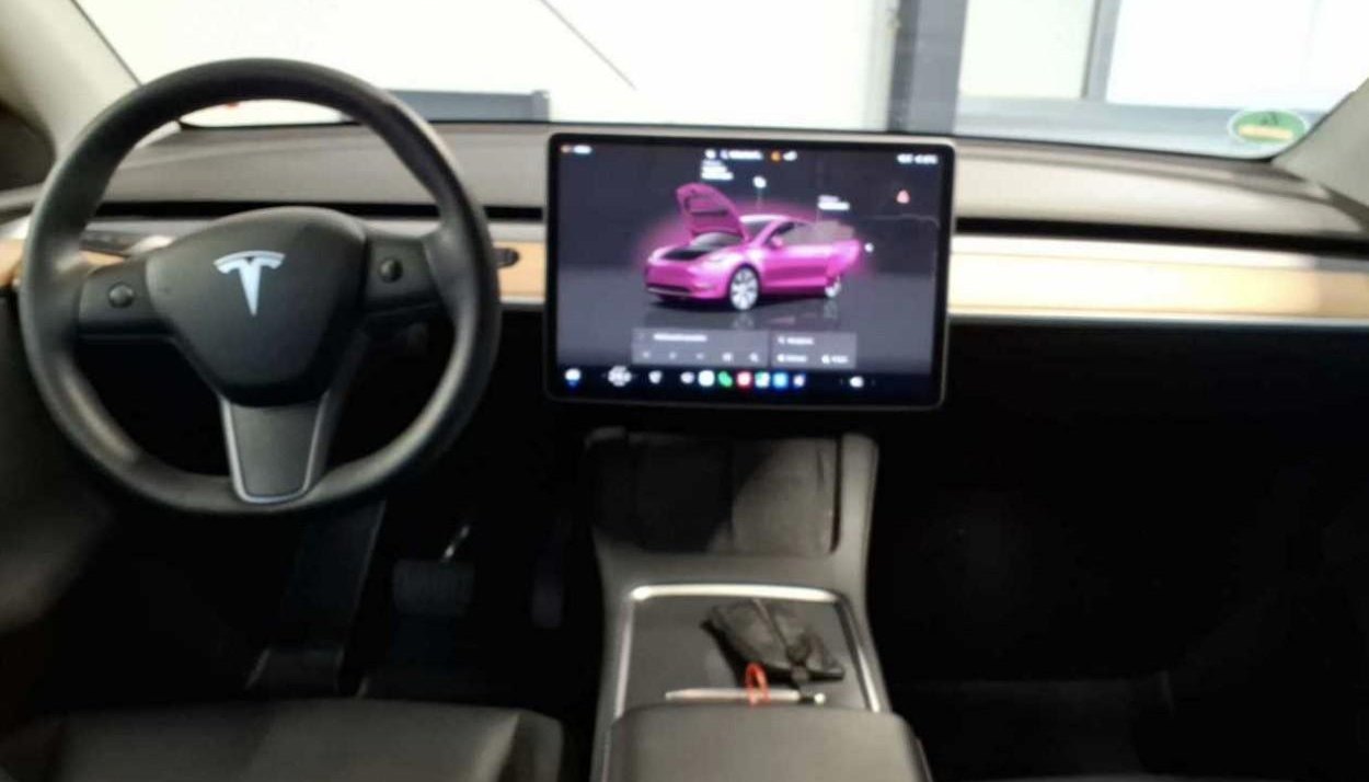 Tesla Model Y Long Range Dual AWD 7