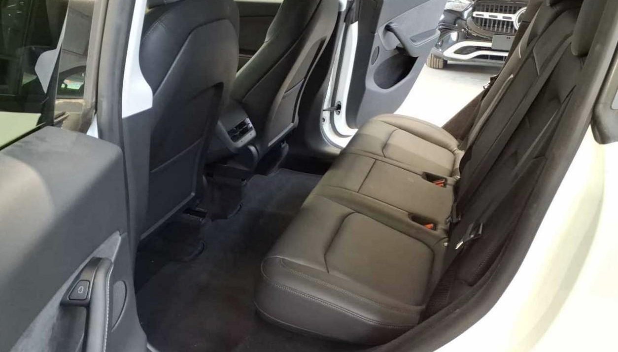 Tesla Model Y Long Range Dual AWD 8