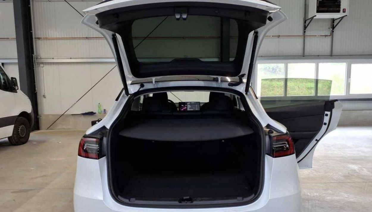 Tesla Model Y Long Range Dual AWD 9