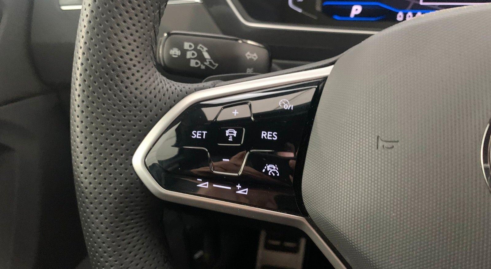Volkswagen Tiguan R-Line 4Motion 8