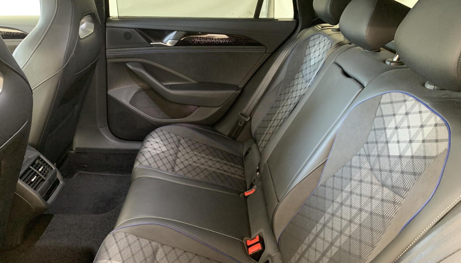 Volkswagen Passat R-Line 10