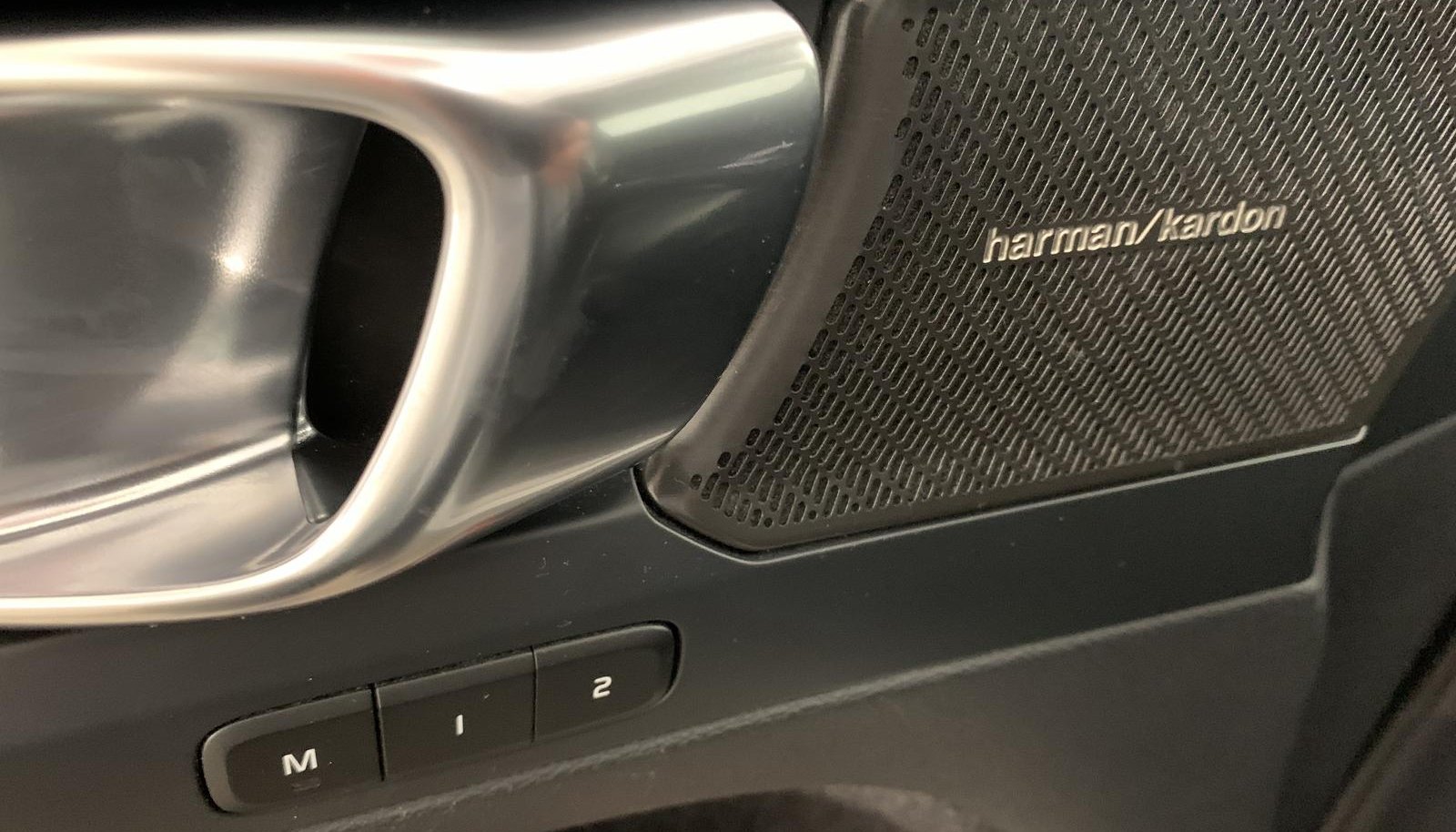 Volvo XC40 Plus Dark 10