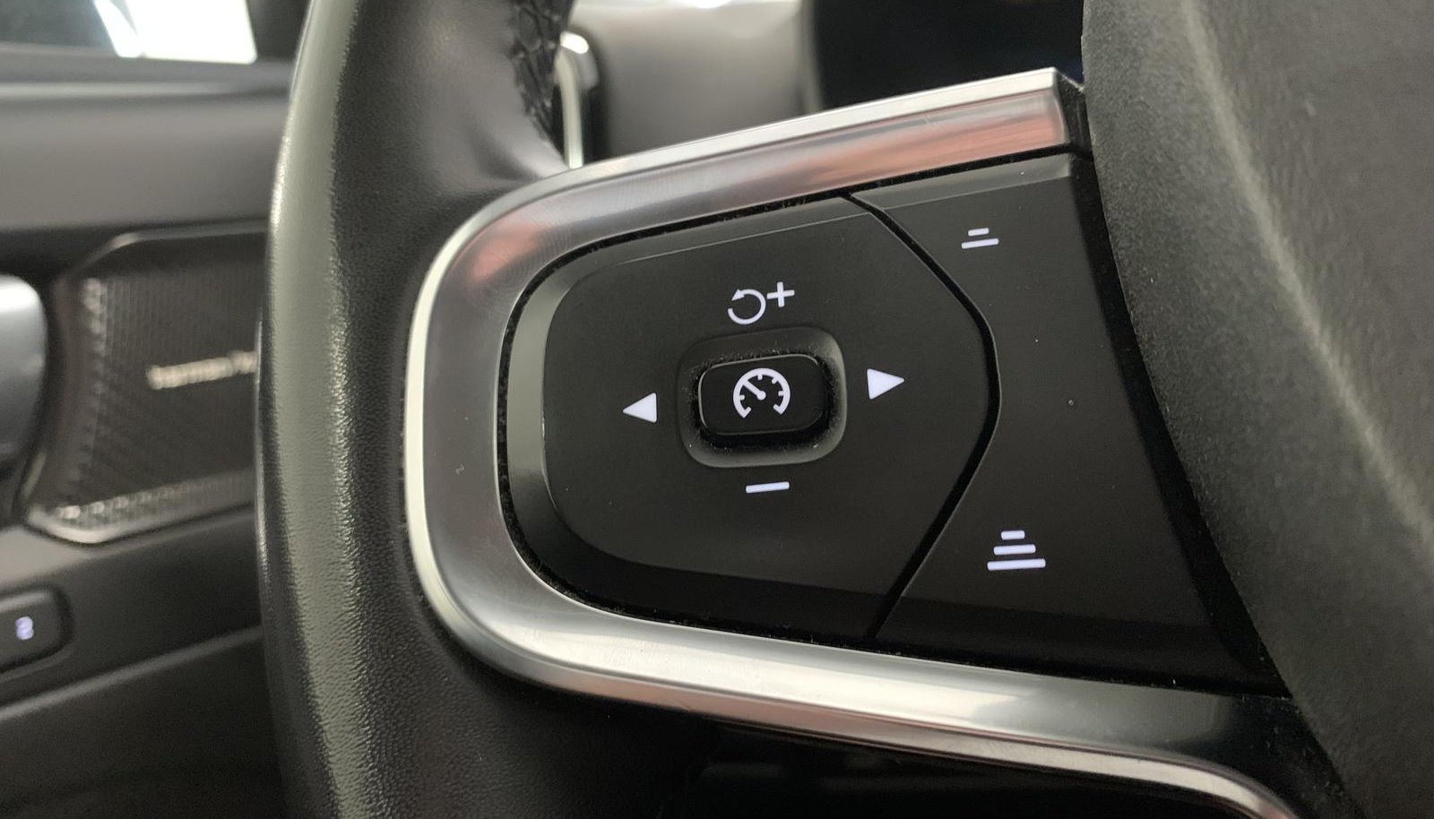 Volvo XC40 Plus Dark 11