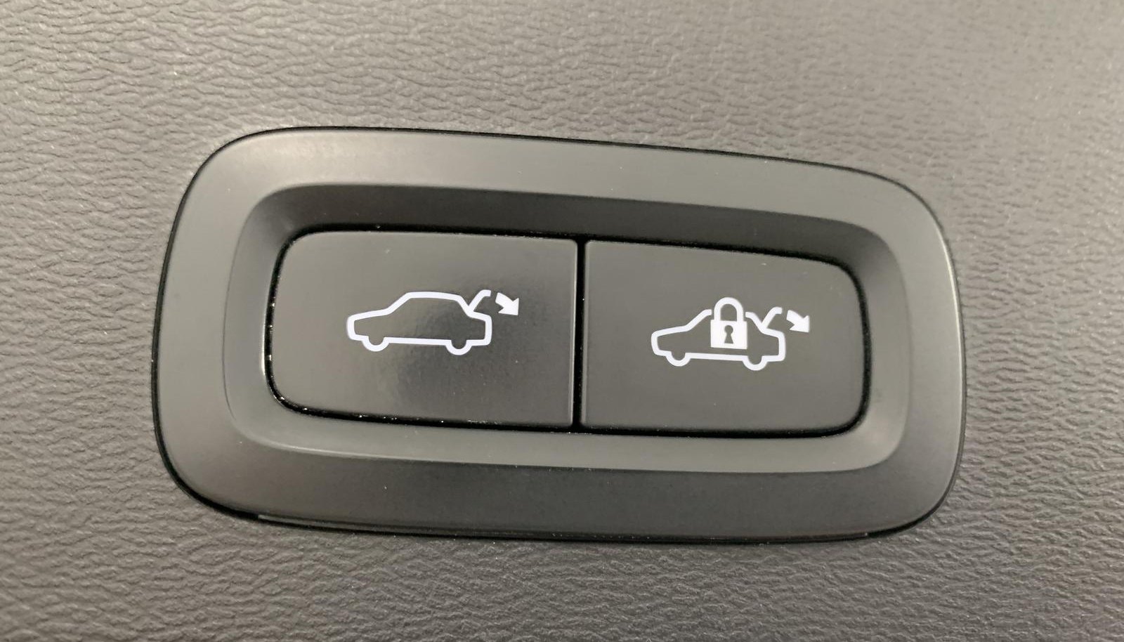 Volvo XC40 Plus Dark 5