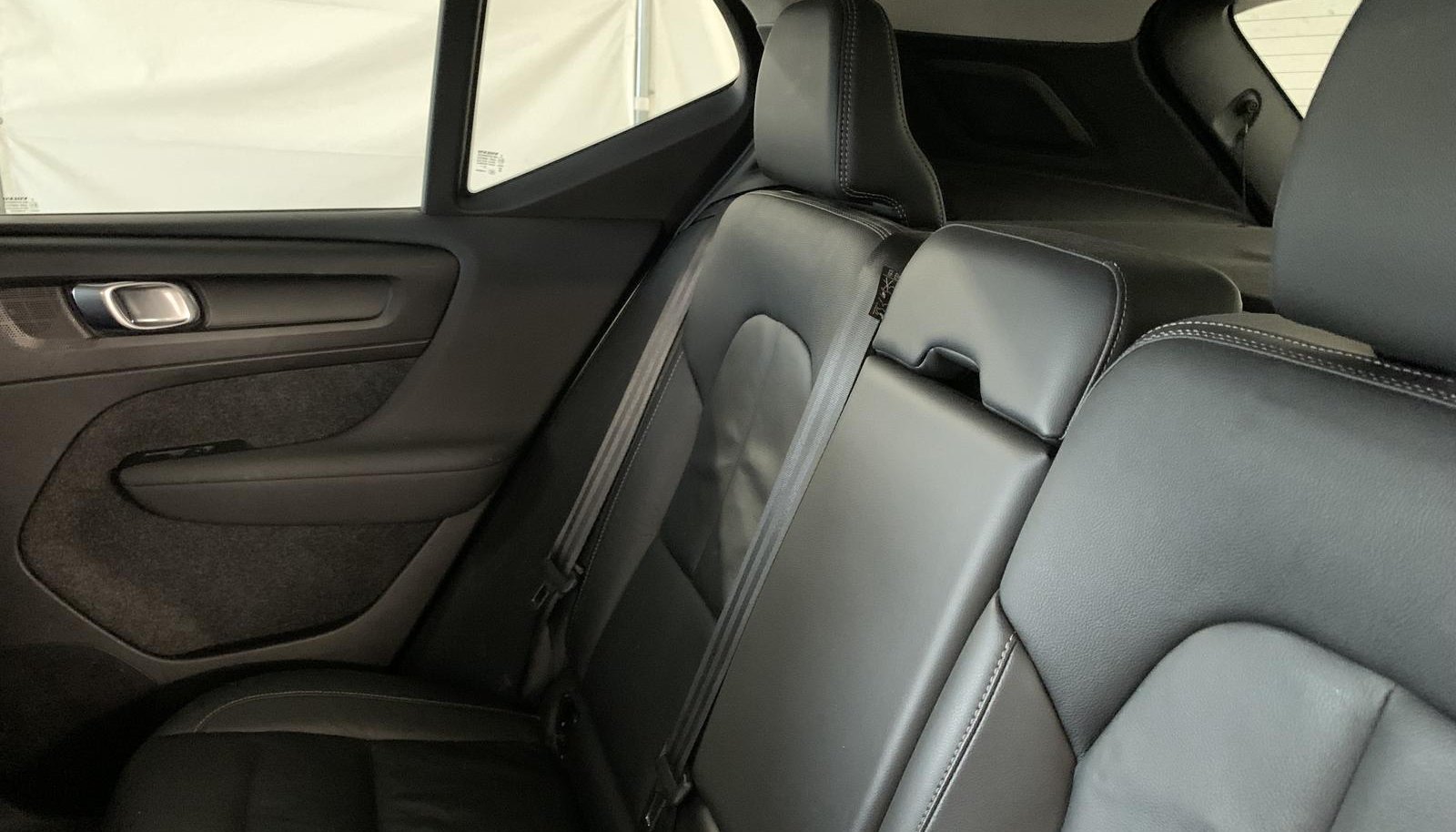 Volvo XC40 Plus Dark 8